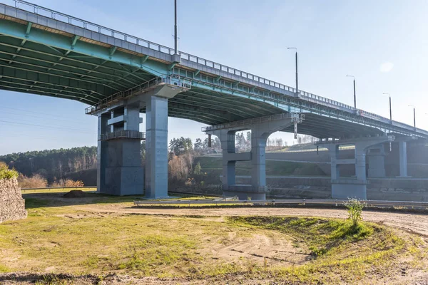 Enorme Puente Coches Través Del Ancho Río —  Fotos de Stock