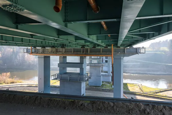 Riesige Autobrücke Über Den Breiten Fluss — Stockfoto
