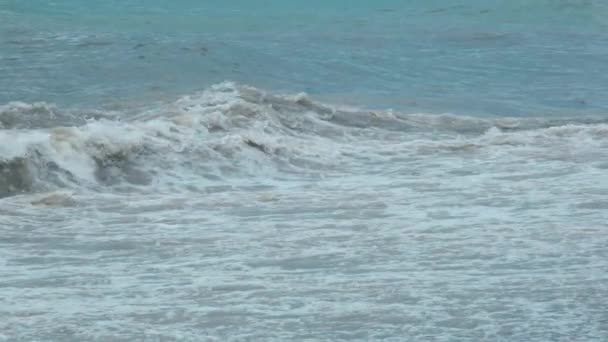 ゆっくりとした動きで海岸に巨大な海の波が力強く衝突し — ストック動画