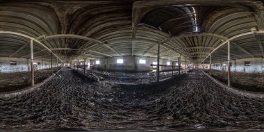 Terk edilmiş ahşap ahşap ahşap ahşap ahır içinde 360 hdri panorama çürüyen sütunlar veya eski bina. tam dikdörtgen projeksiyonlu küresel panorama, AR VR sanal gerçeklik içeriği