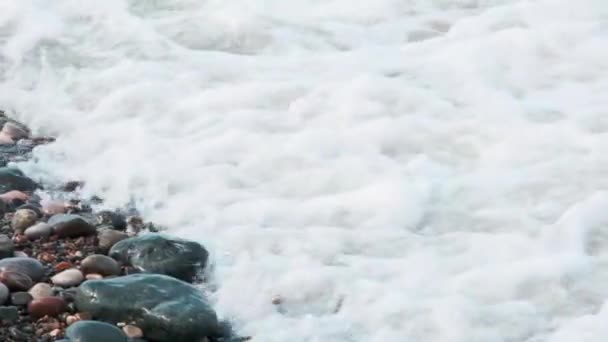 Olas Mar Con Espuma Estrella Poderosamente Orilla Tormenta Lavar Costa — Vídeos de Stock