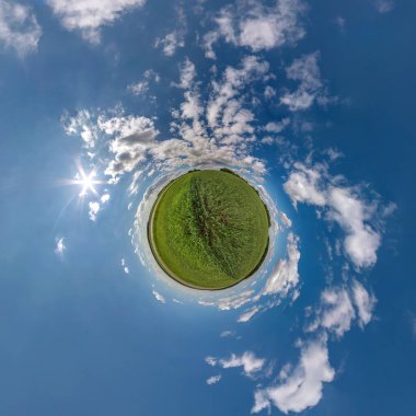 Mavi gökyüzünde güzel bulutları olan küçük yeşil bir gezegen. Küresel panoramanın 360 derece dönüşümü. Küresel soyut hava görüntüsü. Uzayın eğriliği.