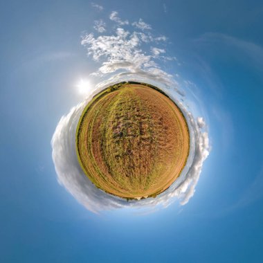 Mavi gökyüzünde güzel bulutları olan küçük sarı bir gezegen. Küresel panoramanın 360 derece dönüşümü. Küresel soyut hava görüntüsü. Uzayın eğriliği.