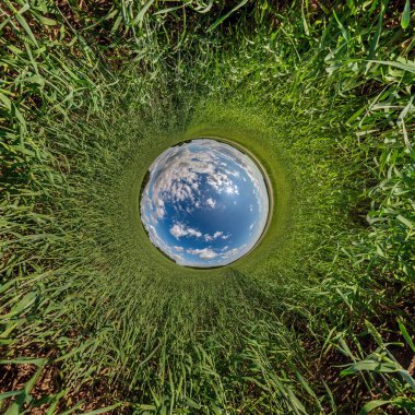 Mavi küre küçük gezegen çakıl yolu ya da alan arkaplanı içinde. 