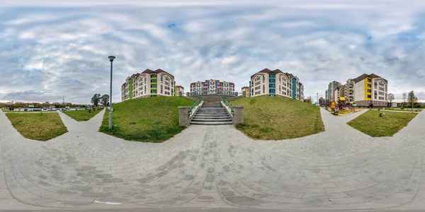 Panorama 360 Hdri Cerca Del Patio Recreo Medio Del Moderno —  Fotos de Stock