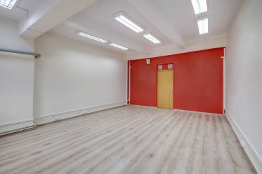 Onarımlı ve mobilyasız boş beyaz oda. Ofis ya da depo için oda