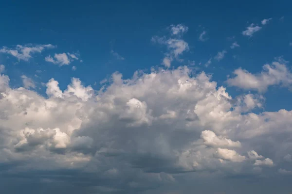 Fundo Céu Azul Com Grandes Nuvens Listradas Brancas Panorama Céu — Fotografia de Stock