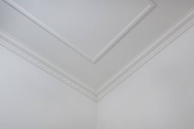 Köşe tavanının ayrıntıları. Karmaşık kartonpiyerlerle süslenmiş.. 