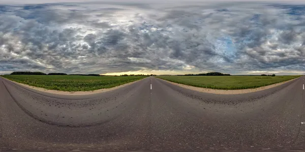 Бесшовный Hdri 360 Панорамный Вид Асфальтированную Дорогу Среди Полей Летний — стоковое фото