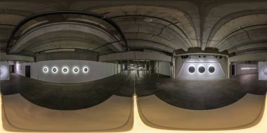 MINSK, BELARUS - MAYIS 2020: büyük boş bir odanın içindeki pürüzsüz küresel hdri 360 panorama, eşdikdörtgen projeksiyondaki endüstriyel depolamada çağdaş sanat galerisi olarak sergileniyor.. 
