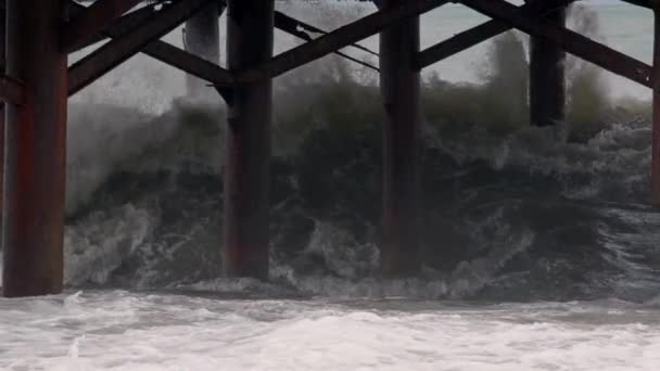 Мощная Волна Морского Шторма Разбивается Металлических Сваях Берегу Замедленной Съемке — стоковое видео
