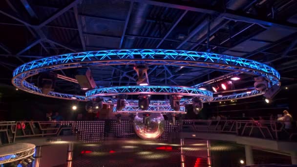 Gece Disko Kulübü Neon Mavi Menekşe Işığı Disko Ayna Topu — Stok video