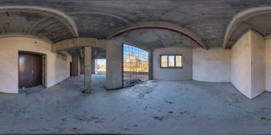 Terk edilmiş büyük boş bir odanın içinde 360 hdri panorama depo ya da pürüzsüz küresel eşkenar dörtgen projeksiyondaki hangar rampası olarak. VR AR konsepti