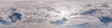 Kusursuz hdri panorama 360 derece açıyla mavi gökyüzünü 3 boyutlu grafiklerde veya oyun geliştirmede kullanılmak üzere güzel tüylü kümülüs bulutlarıyla görüntüle veya drone çekimini düzenle