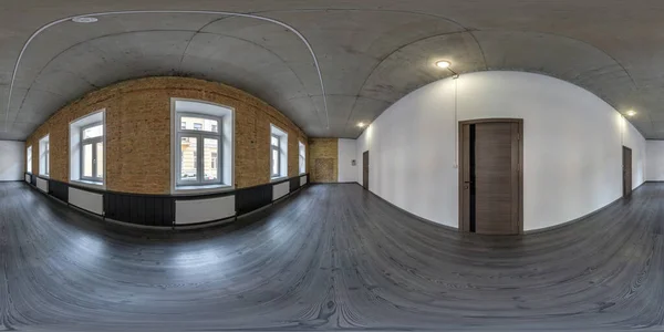 等长方形投影灰色阁楼办公室内360投影的全无缝球面投影中的旧建筑中的空房间或走廊 — 图库照片