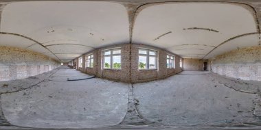 Terk edilmiş büyük boş bir odanın içinde 360 hdri panorama depo, hangar ya da galler ve eşit dikdörtgen olmayan projeksiyonlu kırık camlı pencereler olarak. VR AR konsepti