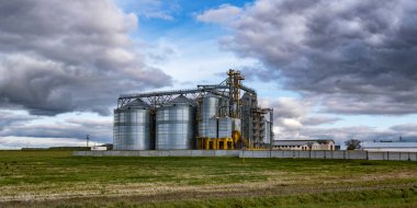 Silolar ve modern ambar asansörü ve tarım ürünleri, un, tahıl ve tahıl ürünlerinin depolama ve işleme kuru temizleme için tarım işleme ve imalat fabrikası üzerindeki tohum temizleme hattı 