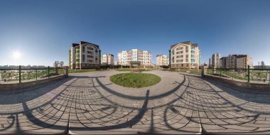 Çağdaş çok katlı çok katlı yerleşim kompleksinin ortasındaki 360 hdri panorama. Güneşli bir sabahta, dikdörtgensiz dikdörtgen şeklindeki küresel projeksiyonda.