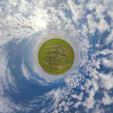 Mavi gökyüzünde güzel bulutları olan küçük yeşil bir gezegen. Küresel panoramanın 360 derece dönüşümü. Küresel soyut hava görüntüsü. Uzayın eğriliği.