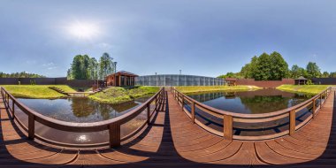 Tatil evinin yakınındaki tahta yaya köprüsünde bulunan kusursuz küresel hdr. 360 panorama Zirve ve ve Nadir, VR AR içeriği eşdörtgen projeksiyonuyla. 