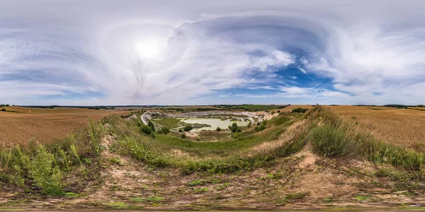 Vista Panorámica 360 Hdri Sin Costuras Entre Campos Con Nubes — Foto de Stock