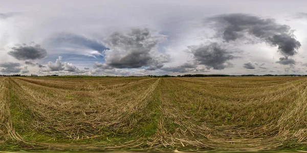 Vista Panorámica 360 Hdri Sin Costuras Entre Campos Con Nubes —  Fotos de Stock