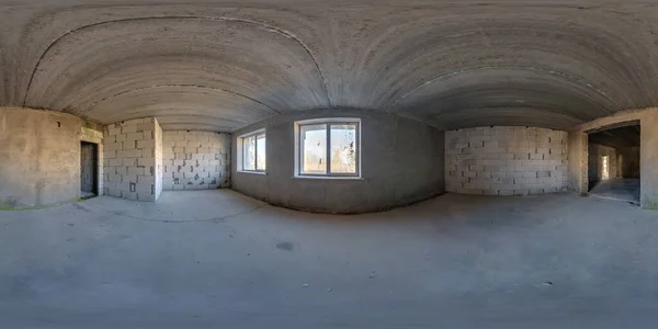 360赫德里全景 在废弃的内部大空房间 如仓库或机库 窗户在无缝球面等长方形投影 Ar概念 — 图库照片