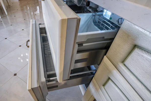 Современная Удобная Встроенная Бытовая Техника Холодильник Встроенный Кухонный Шкаф — стоковое фото