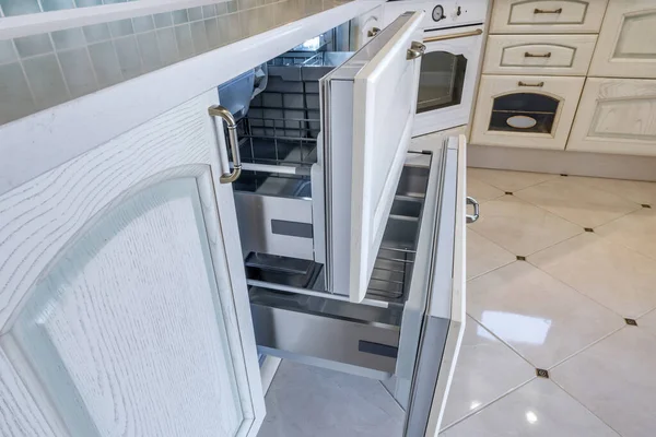 Modernos Confortáveis Eletrodomésticos Embutidos Geladeira Embutida Armário Cozinha — Fotografia de Stock