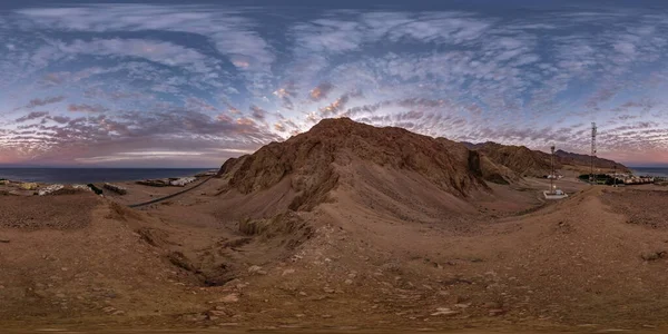 完全なシームレスな球状Hdri 360 Ar仮想現実の準備ができて 等角投影で素晴らしい雲を持つ砂の山で高い海の海岸の夕日のパノラマビュー — ストック写真