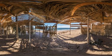 Tam küresel hdri panorama 360 derecelik açıyla Kızıl Deniz kıyılarında terk edilmiş sazdan kulübe veya palmiye ağacı kulübesi eş dikdörtgen projeksiyonlu, sanal gerçeklik için hazır.
