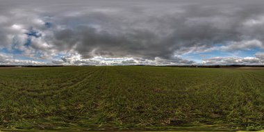 Eşdörtgen küresel projeksiyonla fırtınadan önce gri bulutlu gökyüzünde bulutları olan alanlar arasında 360 dikişsiz hdr panorama görünümü, hazır AR VR sanal gerçeklik içeriği