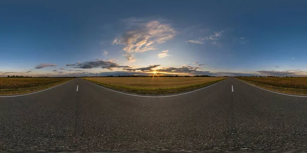 夏の夜のフィールド間のアスファルトの道路上の完全なシームレスな球状の博士パノラマ360度の角度ビューVr Ar仮想現実の準備ができて 等角投影で素晴らしい雲と日没 — ストック写真