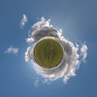 Mavi gökyüzünde güzel bulutları olan küçük yeşil bir gezegen. Küresel panoramanın 360 derece dönüşümü. Küresel soyut hava görüntüsü. Uzayın eğriliği.