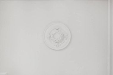 Köşe tavanının ayrıntıları. Karmaşık kartonpiyerlerle süslenmiş.. 