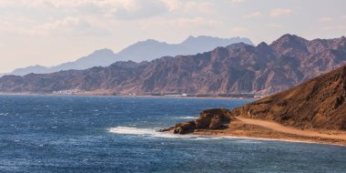 Panorama manzarası dağların yüksekliğinden mavi denize kadar uzanır. 