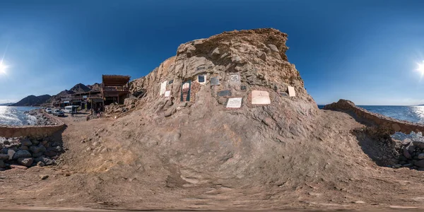 DAHAB, EGYPT - Aralık 2021: VR AR sanal gerçekliği için, eş dikdörtgen projeksiyondaki kayıp dalgıçların anısına kumlu dağlarda deniz kıyısında tam pürüzsüz küresel hdr 360 panorama görüntüsü