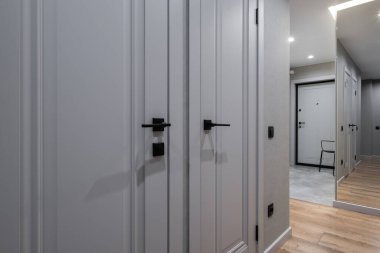 Modern apartmanların, büroların ya da kliniklerin giriş salonundaki uzun ve boş koridor.