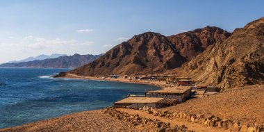 Panorama manzarası dağların yüksekliğinden kızıl denize kadar uzanır. 
