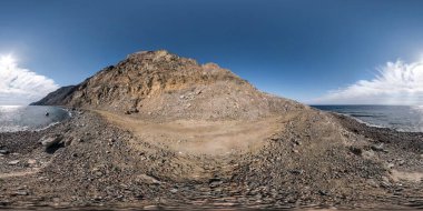 Kumlu dağlarda deniz kıyısında kusursuz küresel hdr. 360 panorama manzarası. Eşkenar dörtgen yansıtmalı muhteşem bulutlar, sanal gerçeklik için hazır.