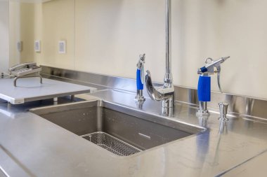 Dirsek sabunu ve antiseptik önleyici ya da el dezenfeksiyonu için monte edilmiş dezenfektan duvarı ve musluk musluğu musluğu musluğu musluğu ya da klinik