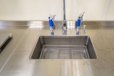 Dirsek sabunu ve antiseptik önleyici ya da el dezenfeksiyonu için monte edilmiş dezenfektan duvarı ve musluk musluğu musluğu musluğu musluğu ya da klinik