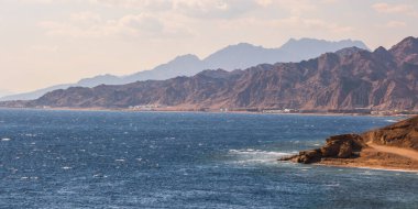 Panorama manzarası dağların yüksekliğinden kızıl denize kadar uzanır. 
