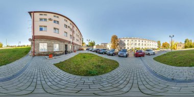GRODNO, BELARUS - NOVEMBER 2021: tam pürüzsüz hdri panorma 360 açı manzaralı otopark ve binaların yakınındaki şehirler, güneşli bir sonbahar gününde eşit dikdörtgen şeklinde projeksiyon. VR içeriği
