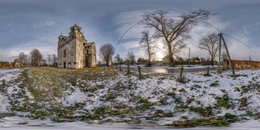 Kış boyunca hdr panorama 360 derecelik açıyla eski terk edilmiş katolik kilisenin girişine yakın bir açıyla zirve ve ve ve az ile eş dikdörtgen izdüşümünde. VR AR içeriği