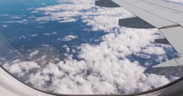 View Dirty Porthole Window Overlooking Wing Fuselage Plane Aerial Ground — Stock videók