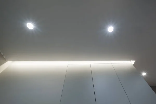 Suspended Stretch Ceiling Halogen Spots Lamps Drywall Construction Empty Room — стоковое фото