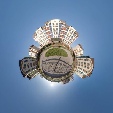 Mavi gökyüzünde, şehir merkezinde bulutları olan küçük bir gezegen. Modern gökdelenlerin ya da ofis binalarının yakınında. Küresel 360 panoramanın soyut hava görünümündeki dönüşümü.