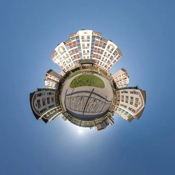 近代的な高層ビルやオフィスビルの近くに街の中心部に雲がある青い空の小さな惑星 アブストラクトな空中像における球面360度パノラマの変容 — ストック写真