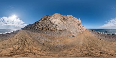 Eksiksiz küresel hdr. 360 panorama görüntüsü deniz kıyısı boyunca yüksek kumlu dağlarda yol boyunca beyaz bulutlar eşdikdörtgen projeksiyonda, sanal gerçeklik için hazır.